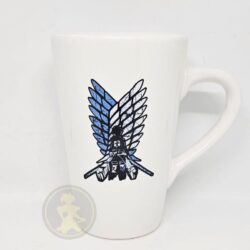Taza alta blanca - Attack on titan/Shingeki No Kyojin: Alas de la libertad